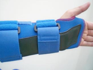 Handgelenkstütze mit Daumenaussparung und volarer Schiene Größe XL links